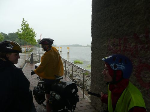 schováváme se před deštěm pod mostem ve Schwedtu
