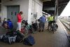 Nandaváme bagáž na kola na nádraží v Liberci
